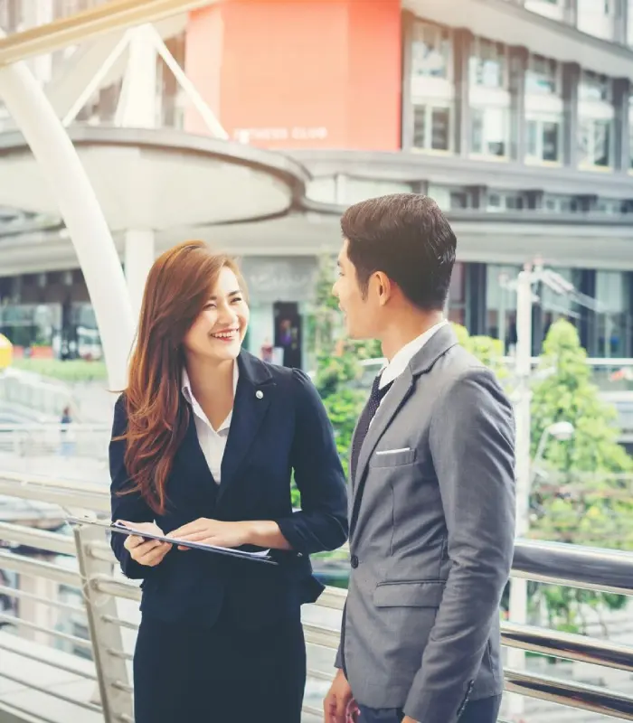 Commercial property selling agent helping property owners
